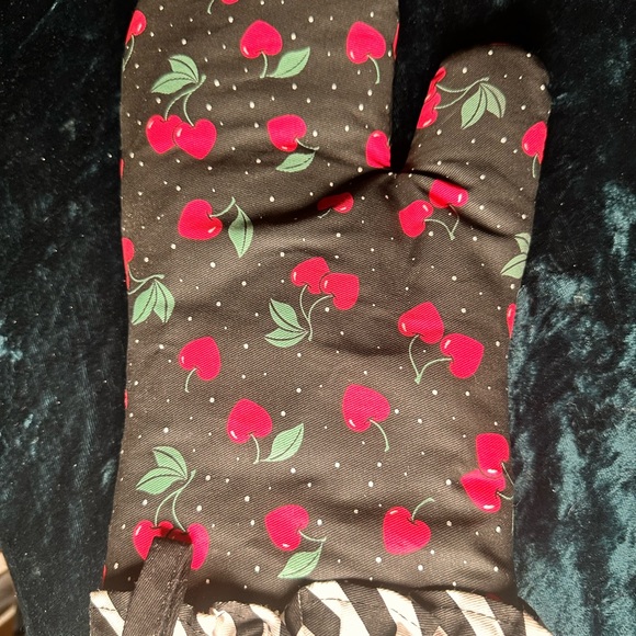 Adorable, oven mitt and pot holder set - Picture 5 of 5